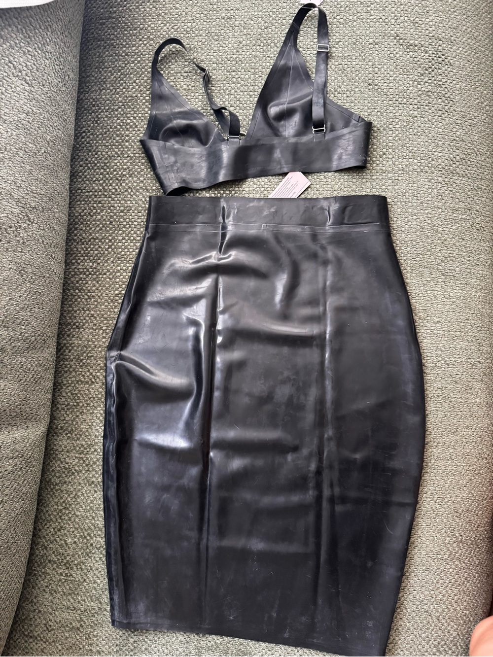 Bettie Page latex bralette and pencil skirt with ring detail - Picture 6 of 12